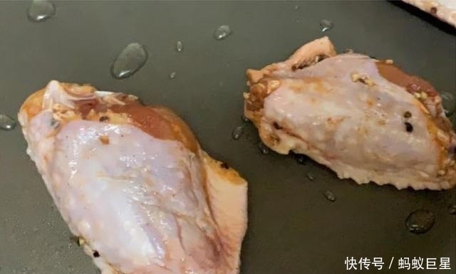 技巧|这样煎鸡翅,皮脆肉嫩无腥味!大厨教你7大技巧,煎出完美鸡翅!