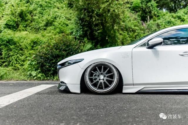 尽显|次世代马自达3，第二代魂动低趴尽显完美姿态