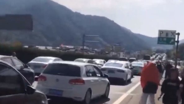 更让人|夫妻参加婚礼堵路上花了19小时！更让人担心的是...