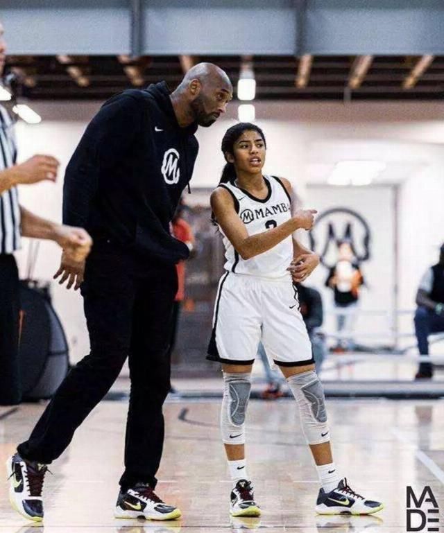  感染|母亲感染新冠后，他每天爬上医院阳台守望，偷拍照令人心碎……