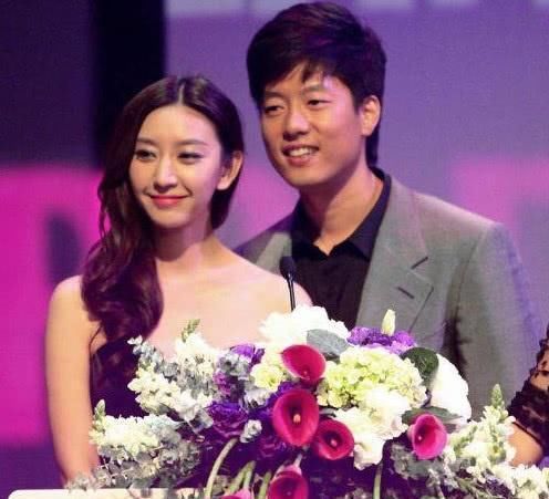  T恤|凌潇肃唐一菲带儿子走机场，凌听跟爸爸如饼印，唐一菲热裤秀长腿