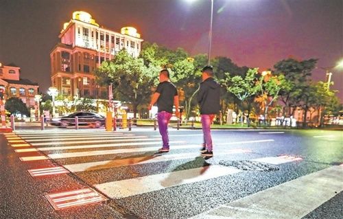 夜间|无锡新吴智慧斑马线投用 夜间过街更安全