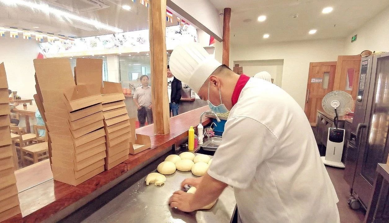 古寺|传承千年的美味!日售1.5万个的龙华古寺净素月饼侬买到了伐?