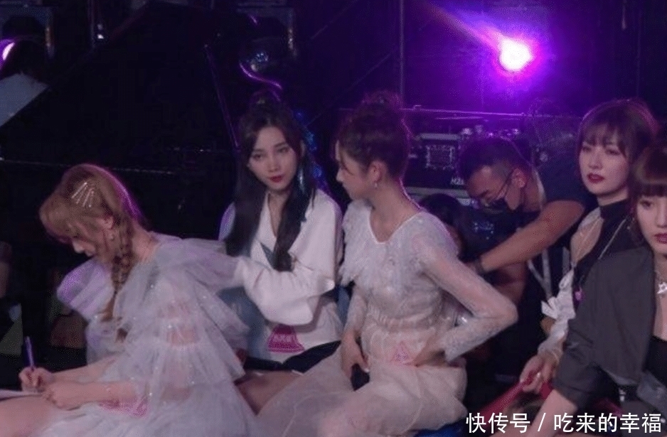 舞台|张艺凡《创造营》总决赛被扛下舞台,受伤严重导致团舞取消,姐妹纷纷来安慰她