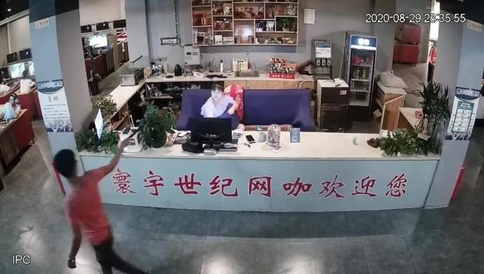 李某|仪陇一男子在网吧持刀滋事！遇到民警后“秒怂”——