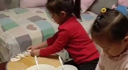  动作|两姐妹花萌娃合伙包饺子，动作娴熟胜大人，网友：自愧不如！