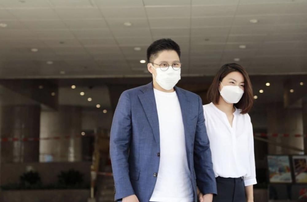  紧扣|三萌娃围餐桌看爸爸直播，郭晶晶助阵霍启刚参选，十指紧扣超恩爱