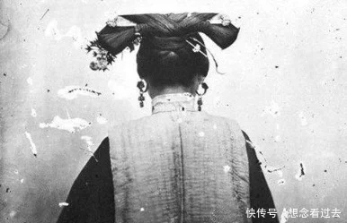 清朝|清朝罕见老照片女子衣不蔽体,此人竟是出嫁的新娘!