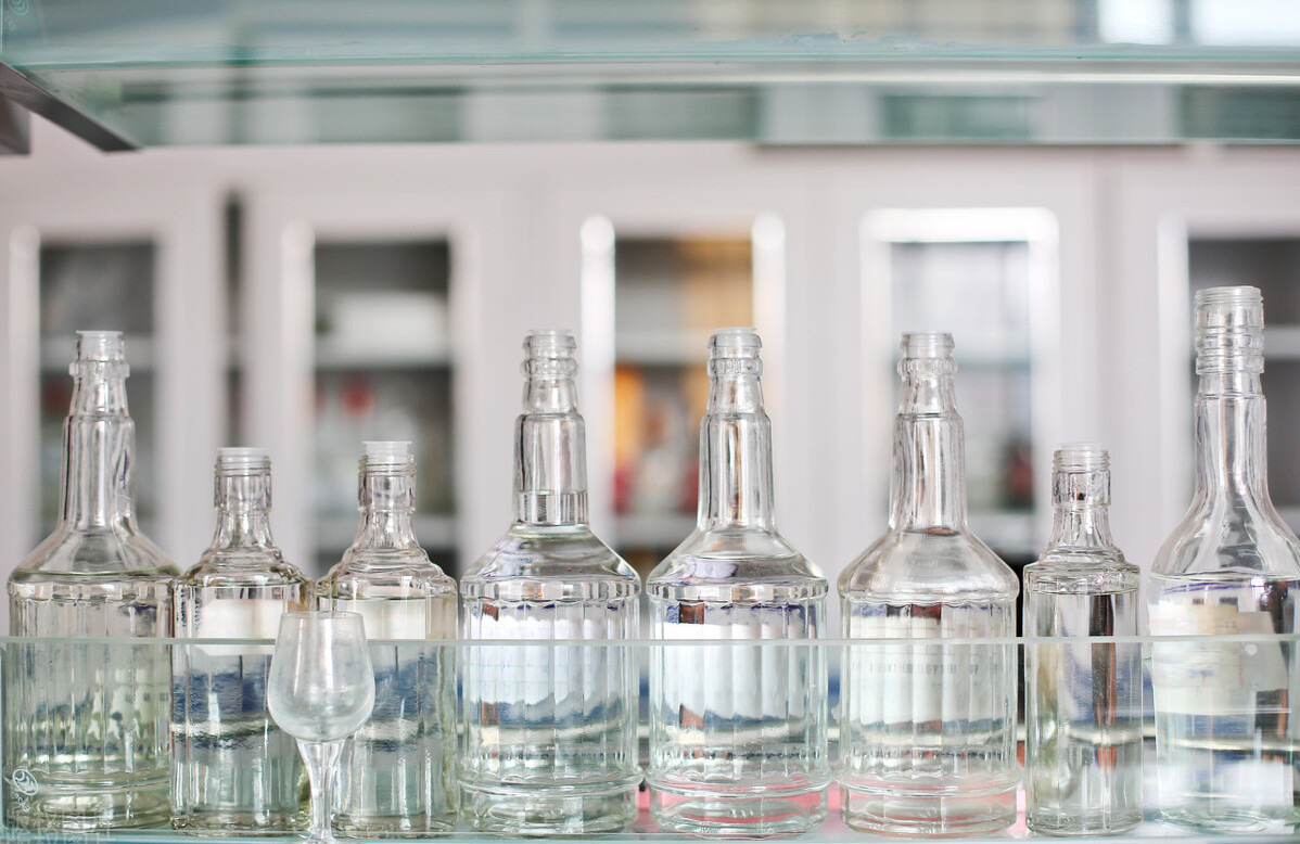 白酒|2.5斤粮食出1斤酒，可以卖十几、成百上千块，白酒的利润难以想象