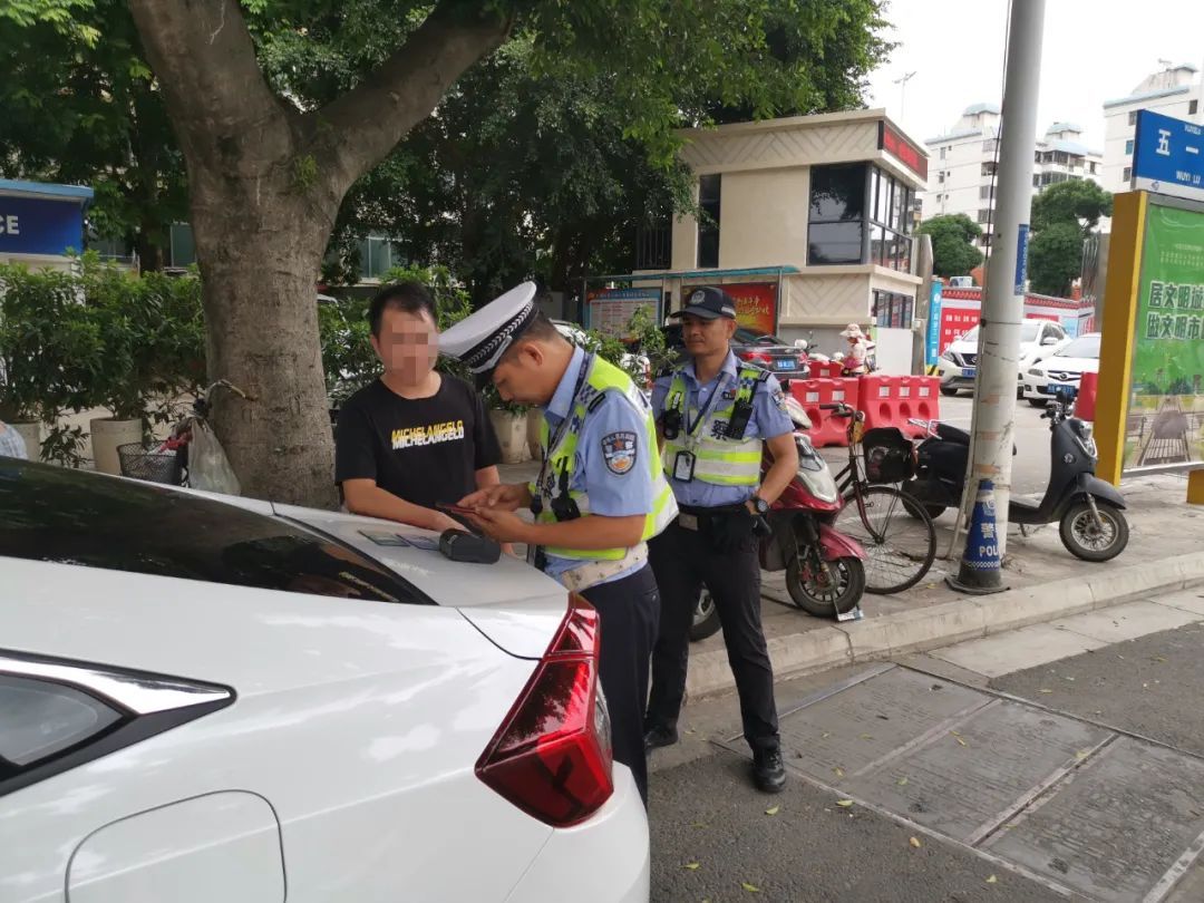  向车外抛洒|向车外丢掷矿泉水瓶，这名车主不到15分钟就被逮住处罚