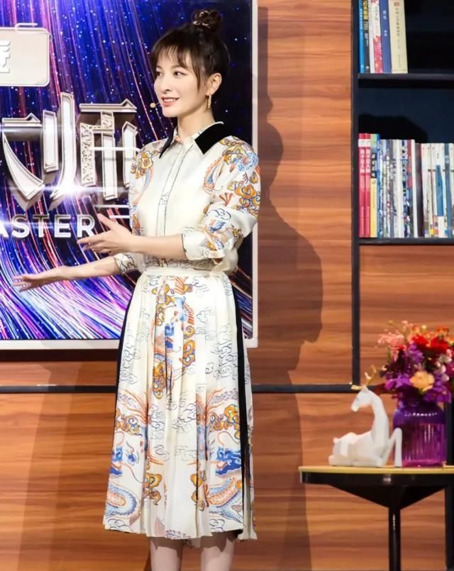  端庄|被37岁吴昕惊艳到了，穿云锦龙纹连衣裙，端庄典雅，宛如画中人