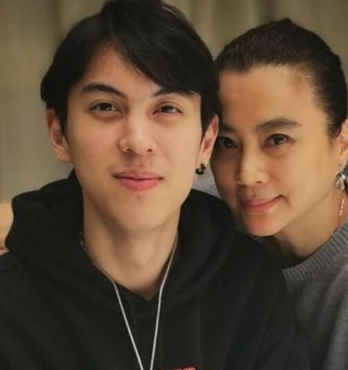 曝光|＂玉兔精＂李玲玉儿子罕曝光！鼻梁高挺眉毛浓，22岁气质不输男明星