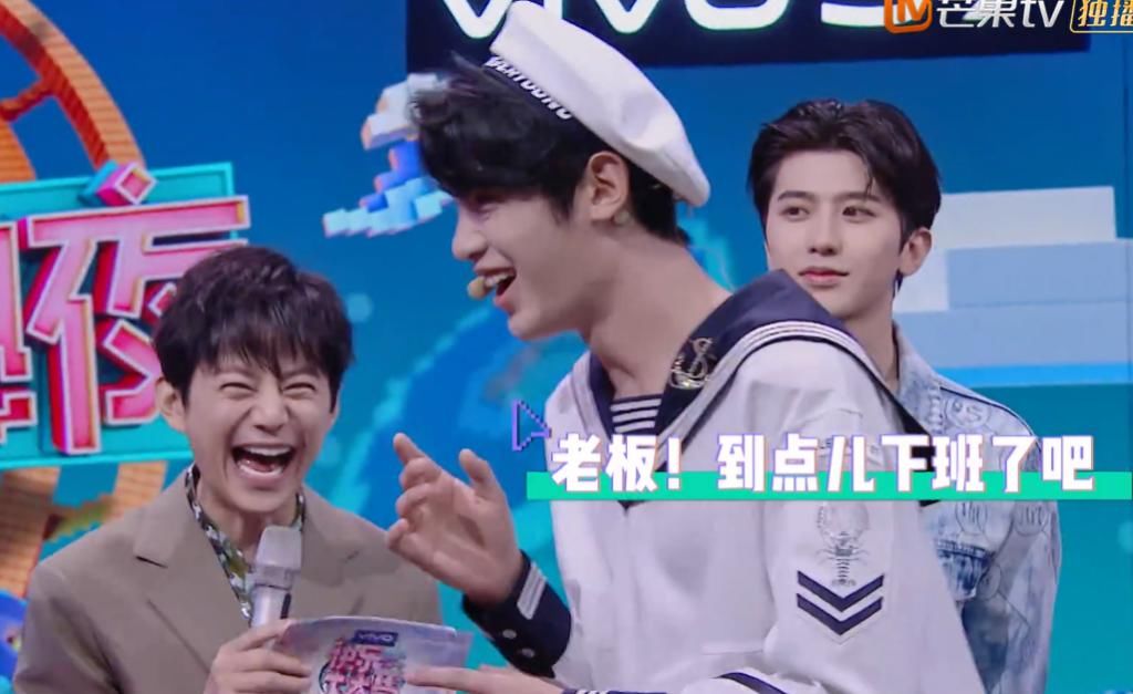 引热议|素质不是装的!黄明昊凭什么成快本常驻?回答问题时的动作引热议