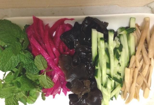 龙果皮|火龙果的皮还可以“入菜”,富含花青素,简单处理凉拌,一举三得