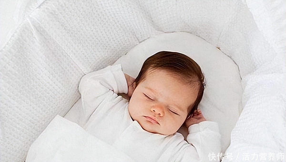 睡姿影响健康最佳睡姿你知道吗(晚上睡觉经常用“投降式睡姿”，弊处大于利处？哪种睡姿最健康？)