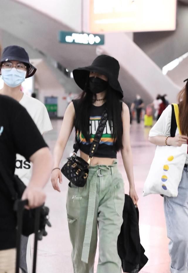 邓伦|杨幂邓伦一起上综艺,甜蜜互动的同时穿搭非常亮眼!邓伦我爱了!