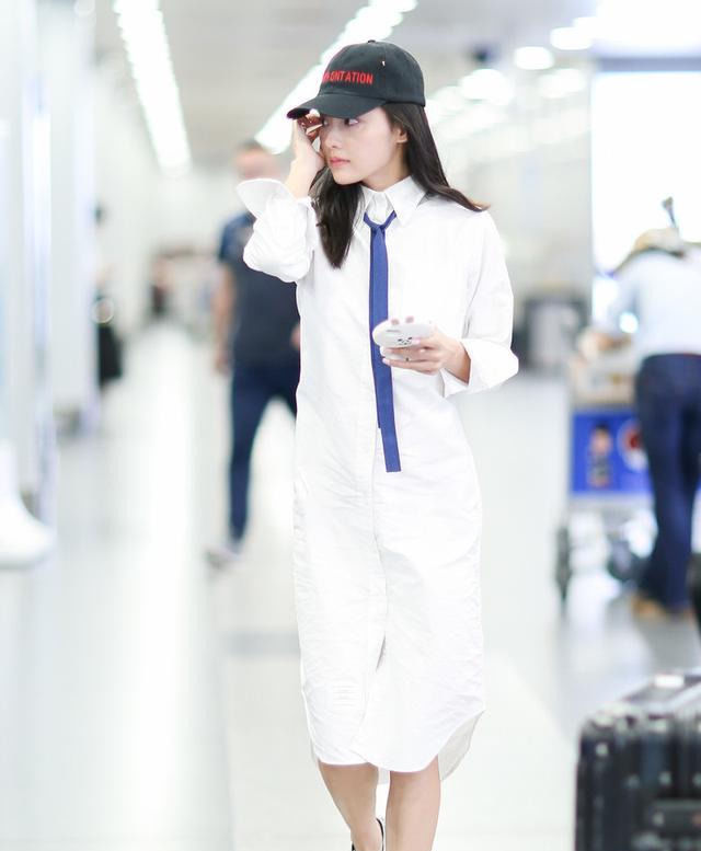  气场|衬衫裙咋能穿得时尚有型？拥有两件装饰就够了，可盐可甜气场足