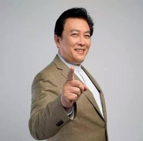 国家一级|他在《水浒传》中不出名，却是国家一级演员，今68岁与网红直播卖酒