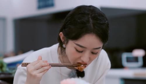  吃饭的时|中餐厅全员吃饭，黄晓明热到脱妆，看清赵丽颖的假睫毛，偶像包袱重