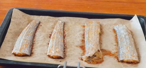  喝啤酒|夏天喝啤酒，试试这道香烤带鱼，鱼肉鲜嫩，比红烧带鱼做法简单