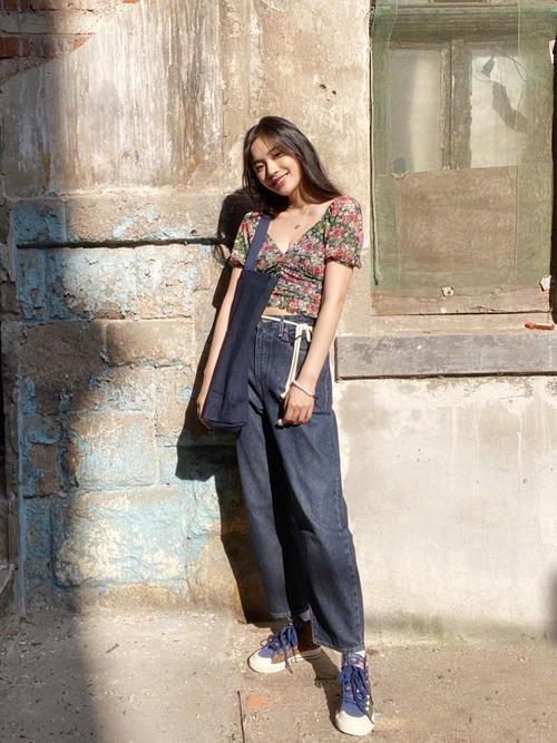  看起来非常|林允气质真好，扛住老气碎花露脐装，配牛仔裤凹出1米2大长腿