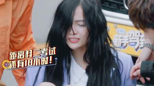  担心|吴宣仪雨天学车突然摔倒，她却担心右腿伤势，原因让观众怒赞