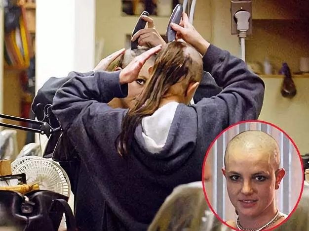  小甜甜|小甜甜布兰妮诡异照片再被疯传，网友：如果被控制了你就眨眨眼！