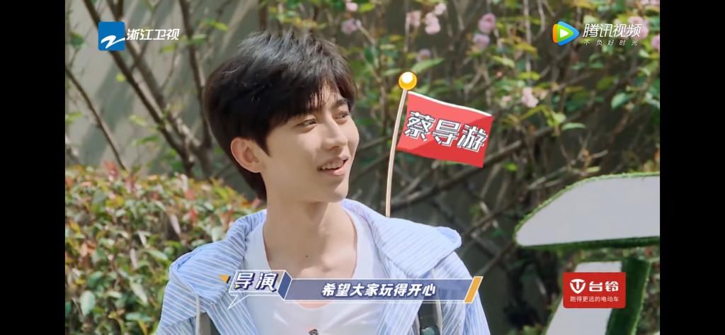  蔡徐坤|蔡徐坤秒变“导游”，却被大家坑成这样