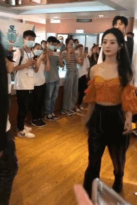  中餐厅|中餐厅发布会举行，赵丽颖的小蛮腰太抢镜，这哪像生过孩子的人？