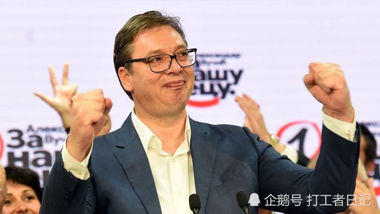 试图|塞尔维亚:抗议者试图冲击贝尔格莱德议会大楼,警方发射催泪瓦斯