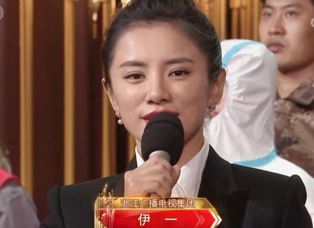  董卿|108位主持人“世纪同框”，董卿站C位，华少太业余，梁田比汪涵稳