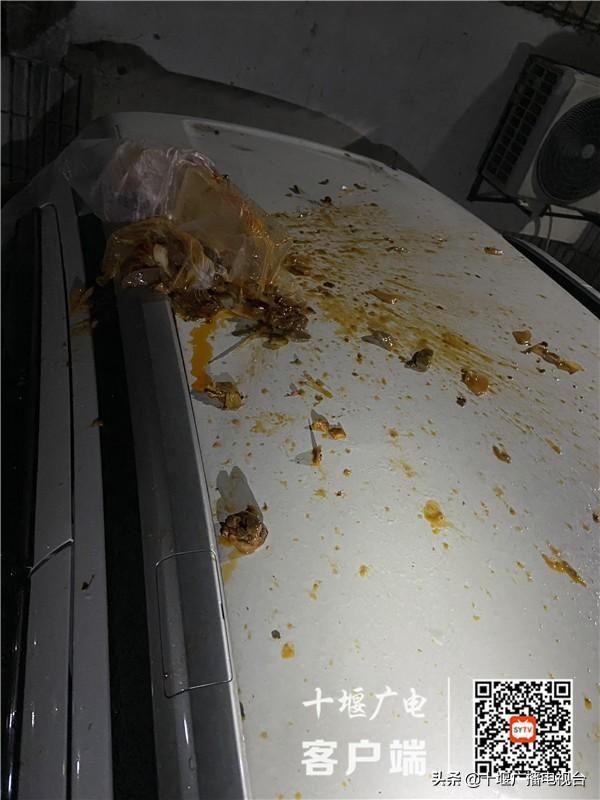  恶心|恶心！十堰一小区夜间突传恶臭，竟是垃圾“从天而降”