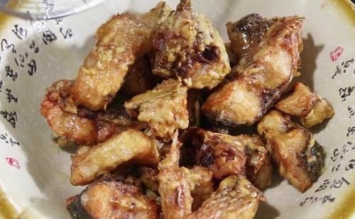 秘制|草鱼别做老一套了,淋上2个鸡蛋液,秘制一做,不吃撑都不停嘴