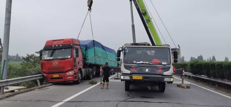  开窗|惊魂！大货车正在高速上行驶，司机突然昏迷、车辆失控！原因竟然跟开窗吹风有关