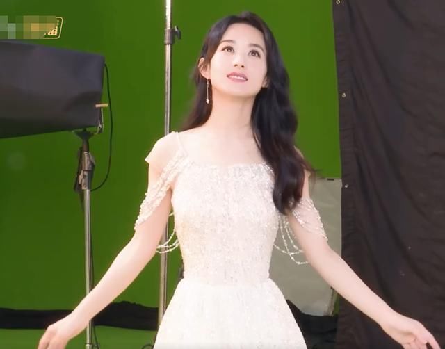  宣传片|赵丽颖为《中餐厅》拍宣传片，当镜头特写到她的腰，确定是33岁？