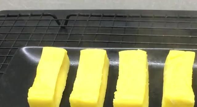  好吃|2个鸡蛋1勺面粉，教你做最简单的鸡蛋糕，细腻柔软，真的太好吃了