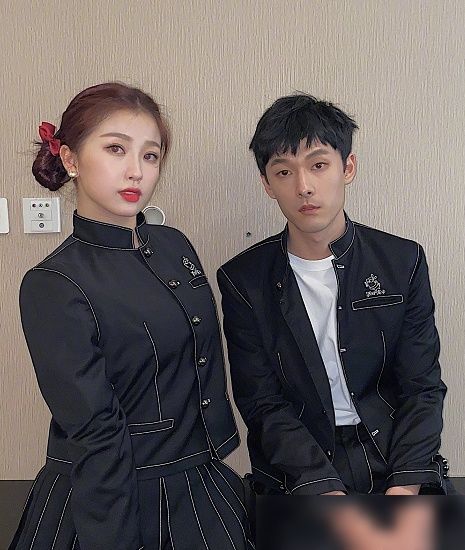  虞书欣|张雨剑与虞书欣拍合影，他脸上的表情太抢镜，意外暴露两人关系