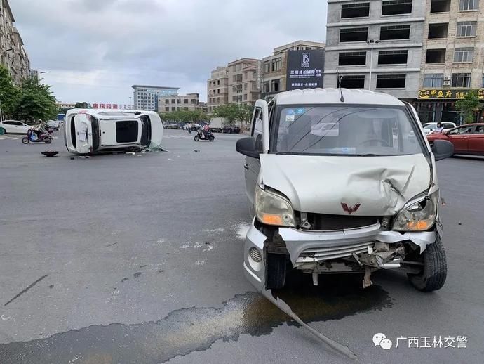  面包车|十字路口互不相让，结果.....丨覆车之戒