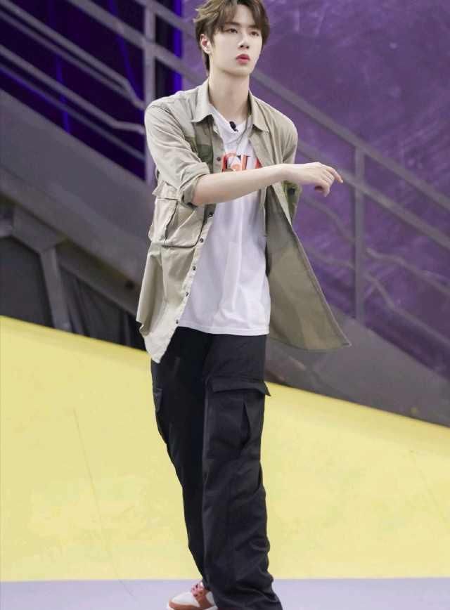  王一博|王一博敬业！脚伤严重坚持录制《天天向上》，面部紧皱强忍出镜