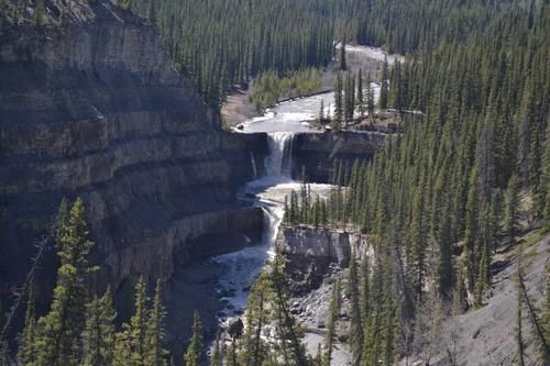  全程|夫妇游泳时被水流冲走身亡，三个年幼子女在岸上目睹全程
