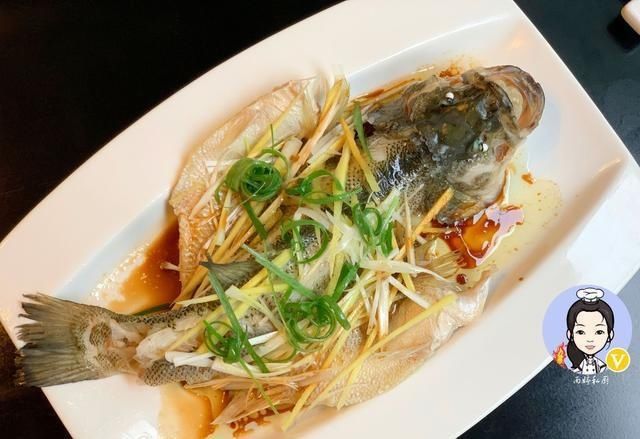 鱼肉|蒸鱼时,最忌直接加“盐”,加一勺它,鱼肉越蒸越香,越蒸越嫩!