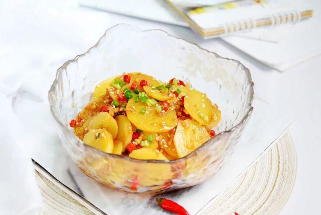  酸辣|凉拌土豆片：几步搞定，酸辣清爽，比肉都好吃哦