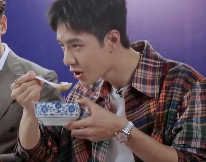  解释|赵丽颖用王一博的碗喝汤，两人眼神互动太甜蜜，这下回家解释不清了