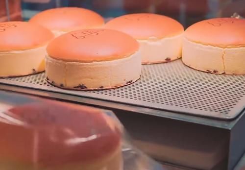 芝士|小店芝士蛋糕太抢手软弹细腻满满芝士香味,每天一出锅就被买完