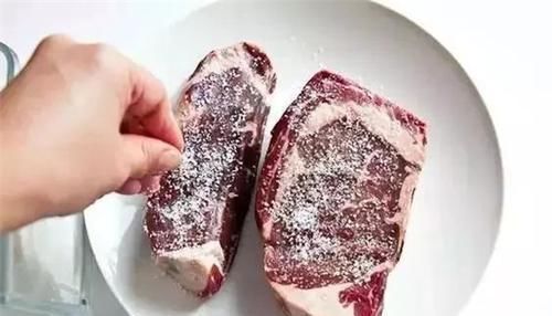  厨房纸|解冻肉时，马上用水泡就错了，大厨教你一招，吃起来跟鲜肉一样