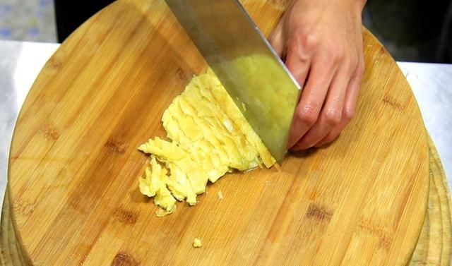  金针菇|金针菇加鸡蛋没想到这么好吃！鲜香十足下酒下饭，难怪家人都喜欢