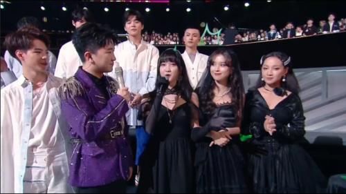  彩虹|《炙热的我们》团王对决彩虹合唱团获胜，火箭少女达拉崩吧秒换装