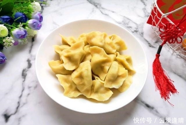 面条|秋季吃面条不如吃饺子,香菇与虾仁搭配在一起,鲜香可口