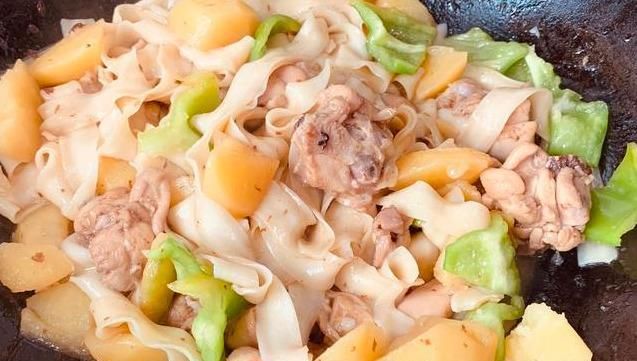  制作|家庭煮夫的日常 家庭版大盘鸡焖面 制作简单 美味健康