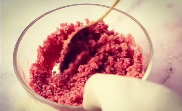  粉色|心情不好的时候，自己做上一款简单好吃粉色系奶冻蛋糕，会很开心